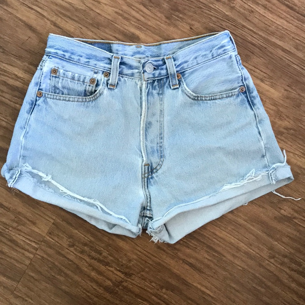 Distressed levi’s cutoffs